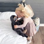 Tyngdedyr til små børn - pige leger med Baby Bent