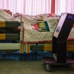 Qwiek.up projektor - ved siden af seng med ældre person
