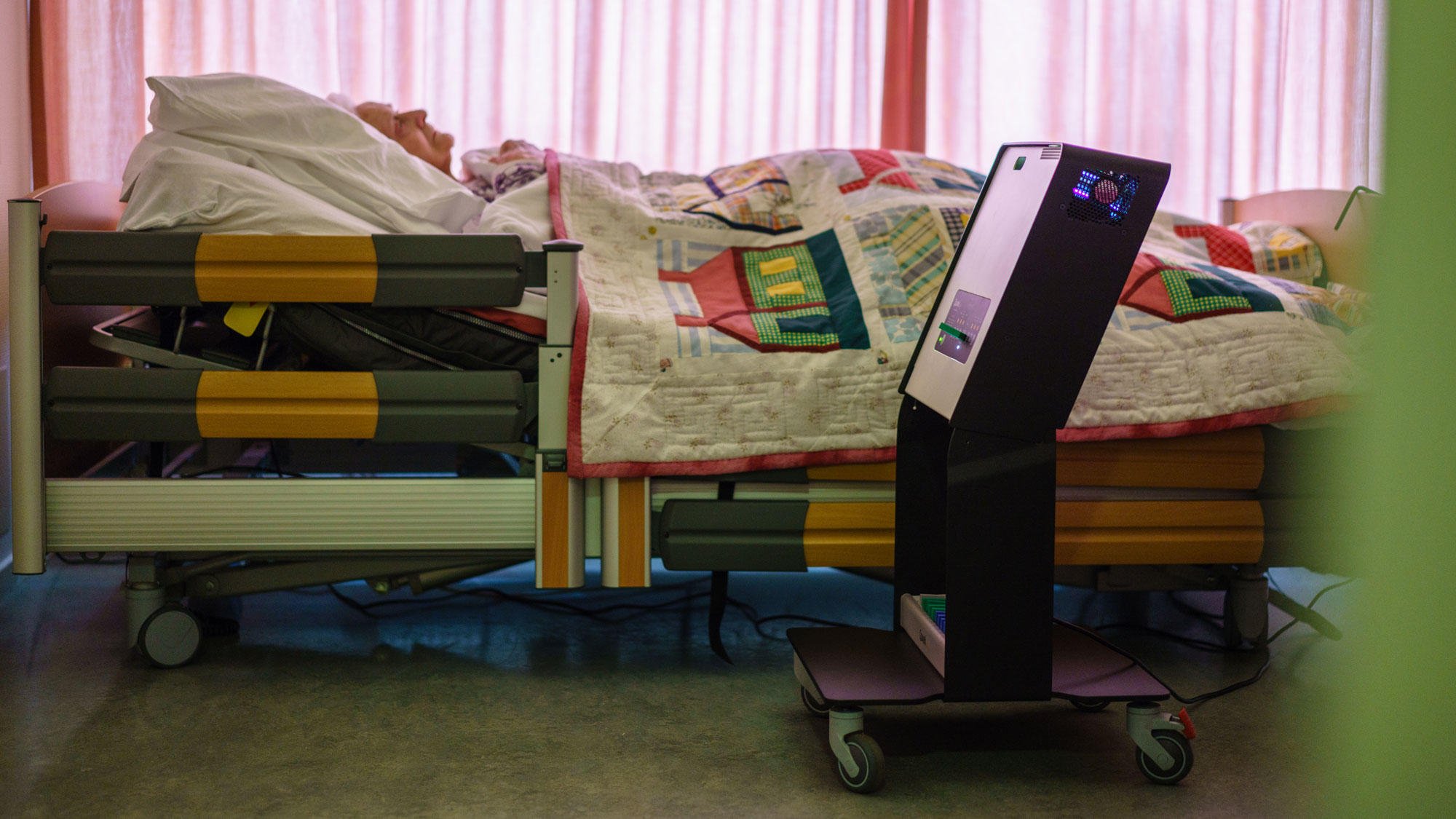Qwiek.up projektor - ved siden af seng med ældre person