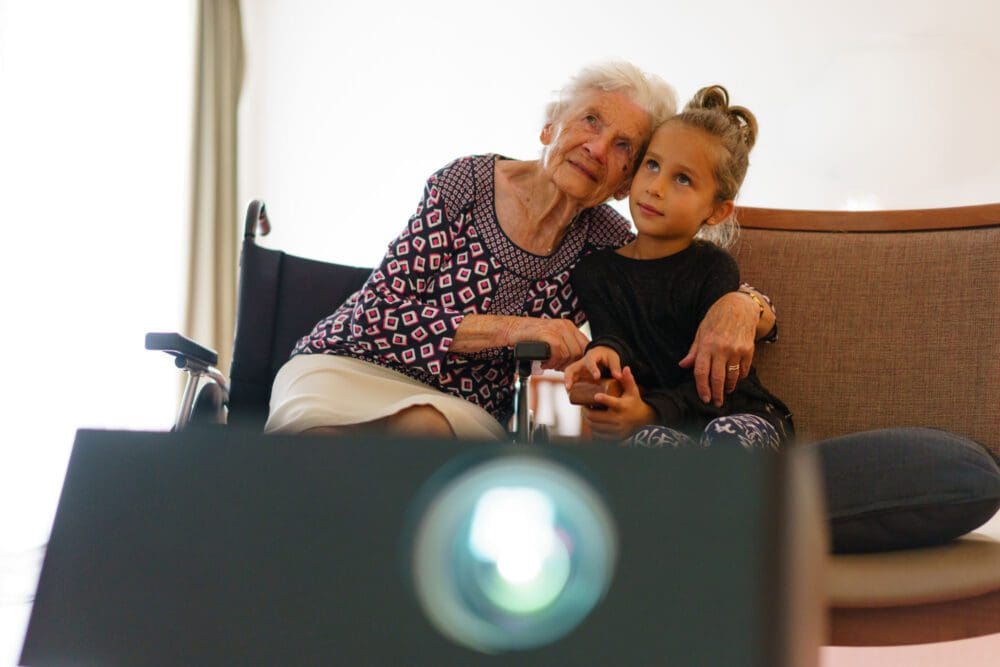 Qwiek.up projektor - ældre dame og barn kigger på det
