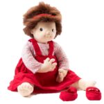 Joyk Empatidukke - Ingrid med rød kjole og hårbånd