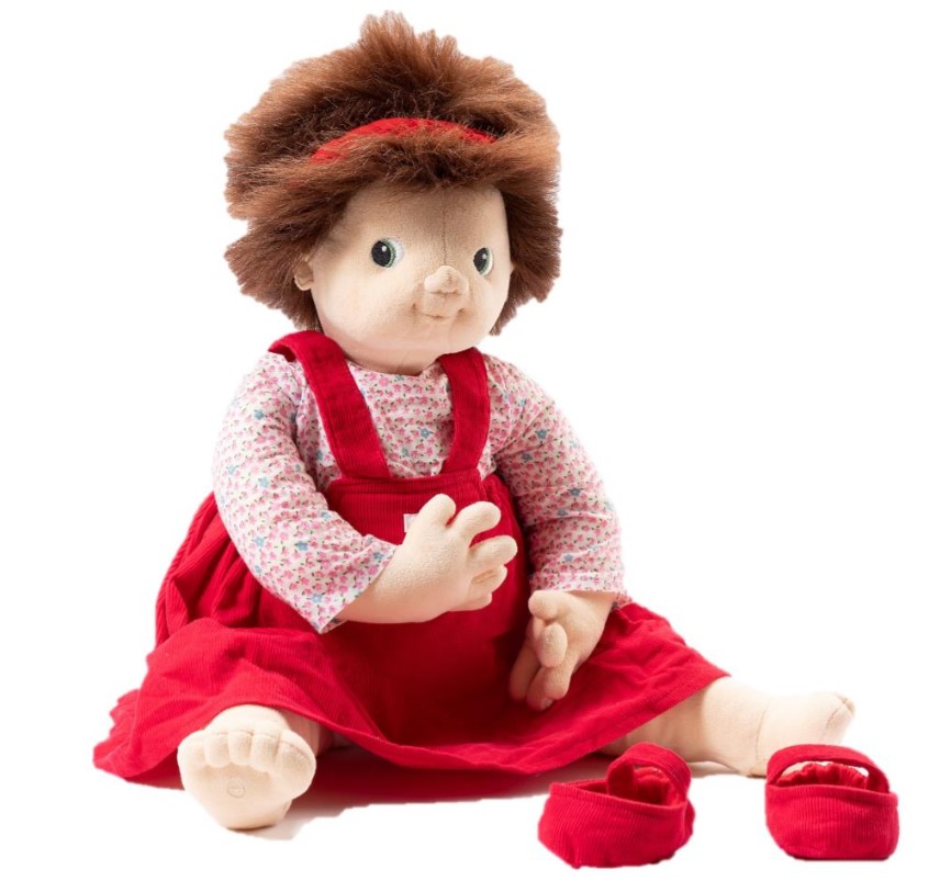 Joyk Empatidukke - Ingrid med rød kjole og hårbånd